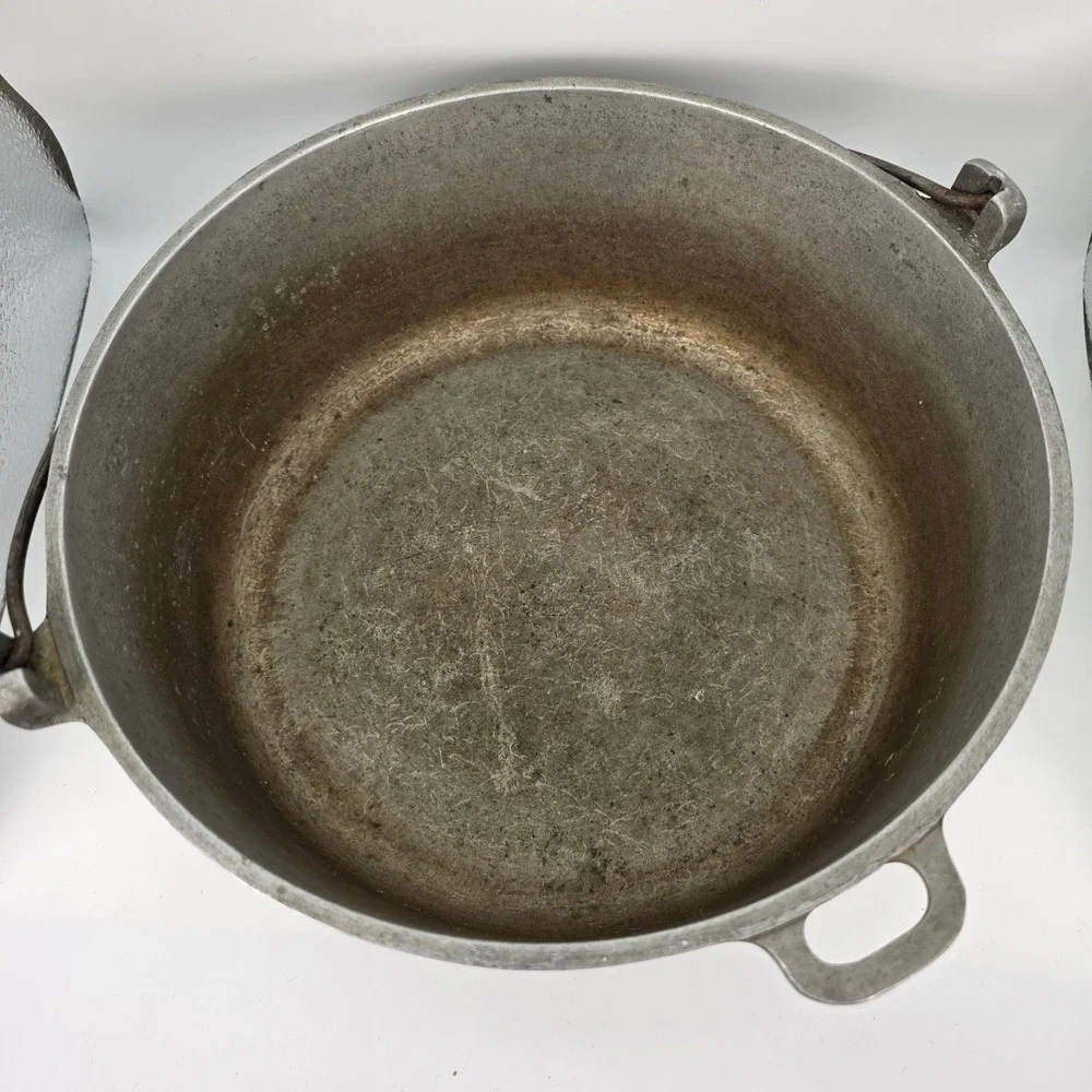 Montgomery Ward Dutch Oven Unisex Large Silver Cast Aluminum Bail Handle Vintage